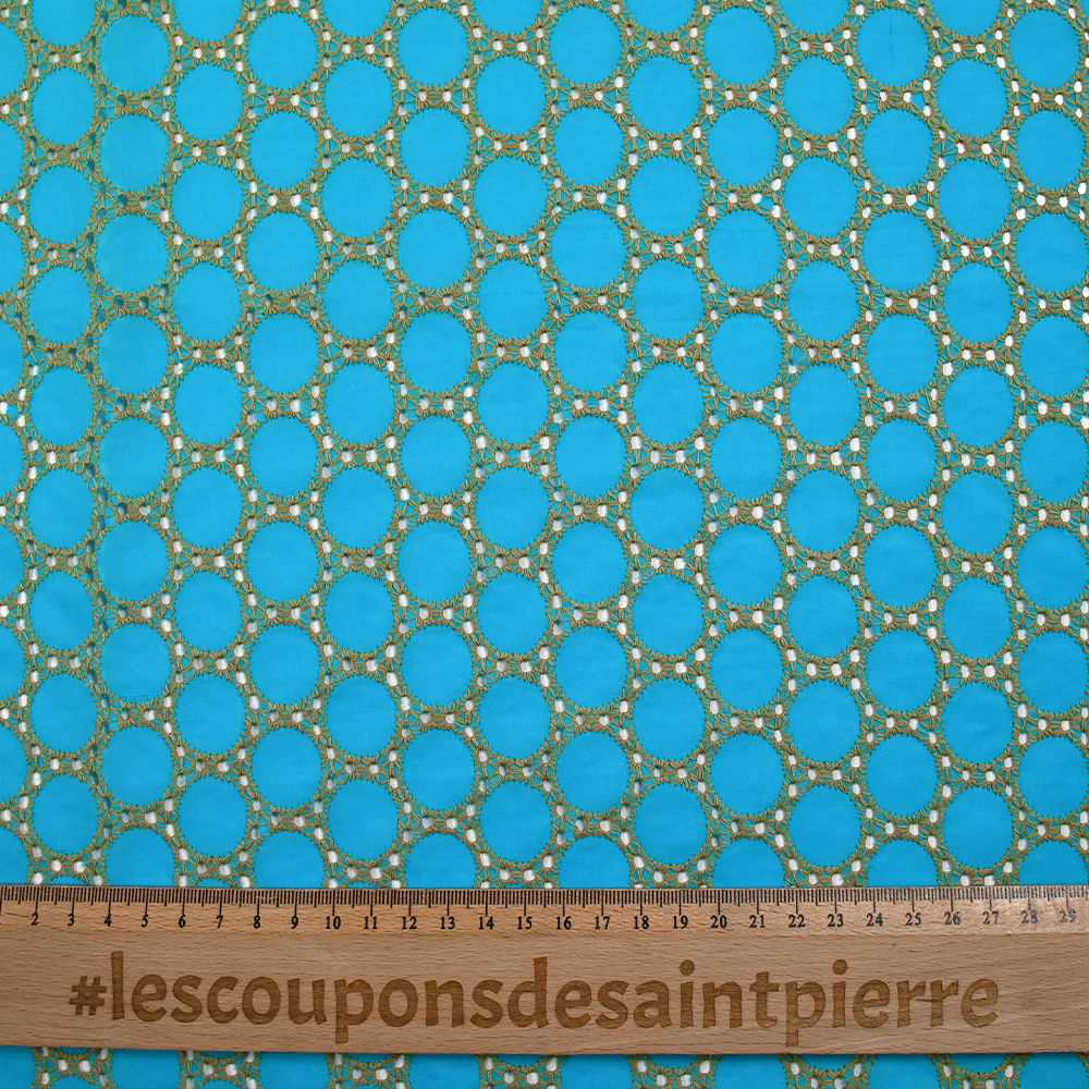 Broderie anglaise festonnée beige Aurélia fond bleu azur - Image 3