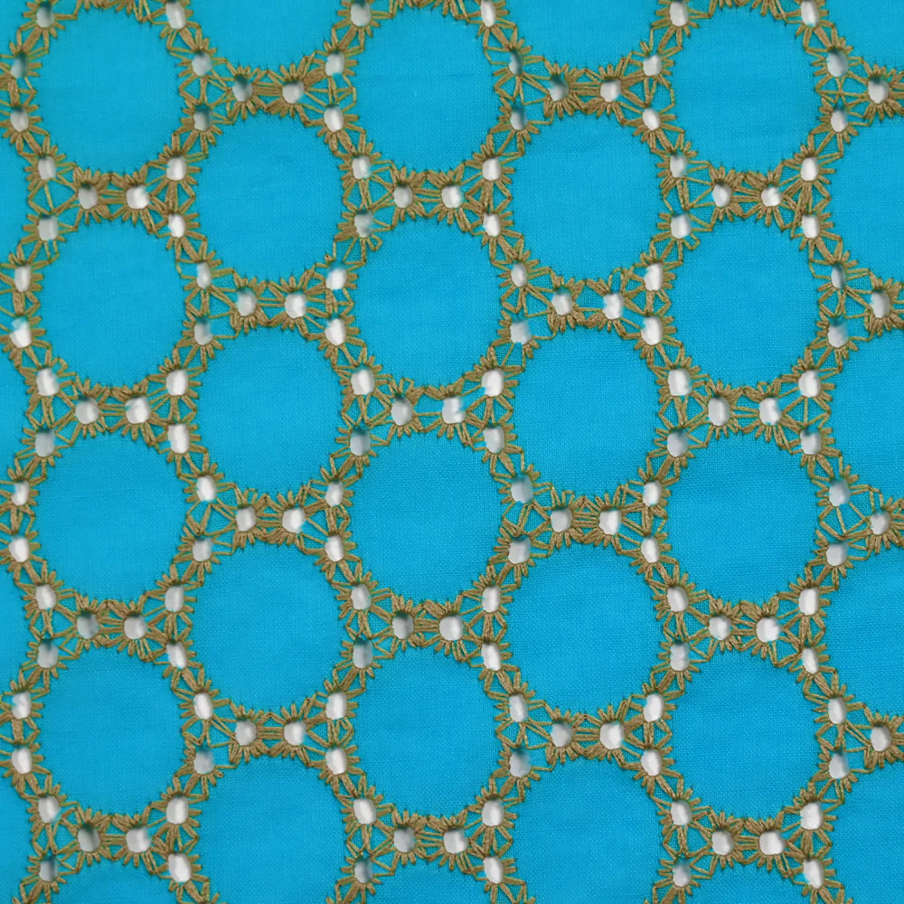 Broderie anglaise festonnée beige Aurélia fond bleu azur - Image 4