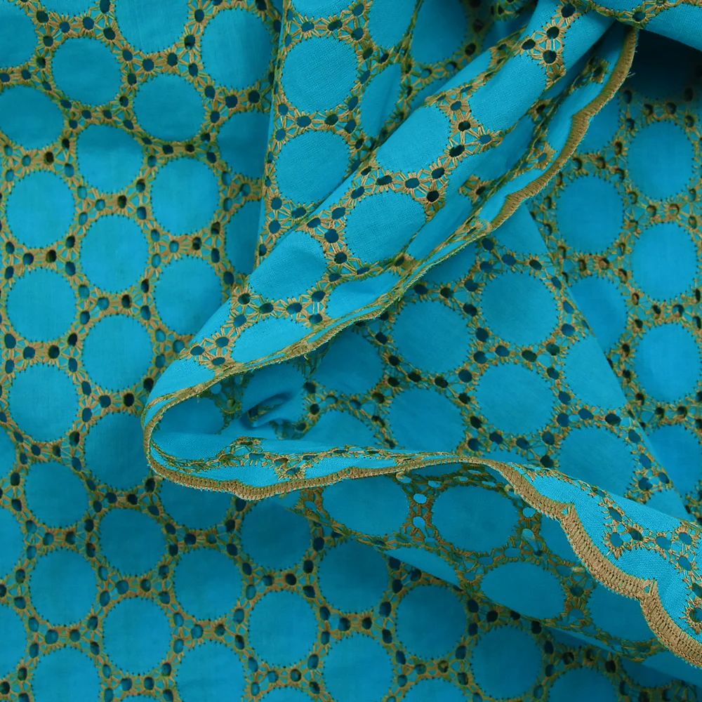 Broderie anglaise festonnée beige Aurélia fond bleu azur - Image 6