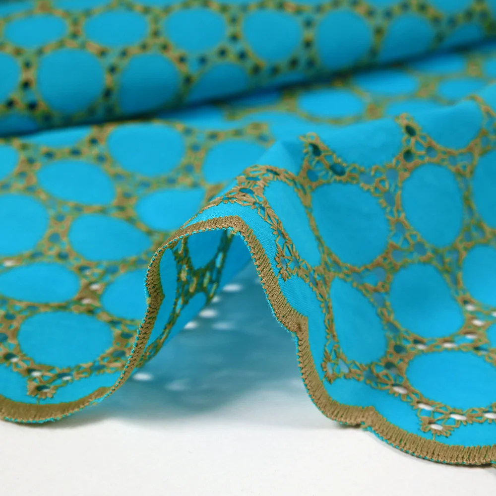 Broderie anglaise festonnée beige Aurélia fond bleu azur - Image 7