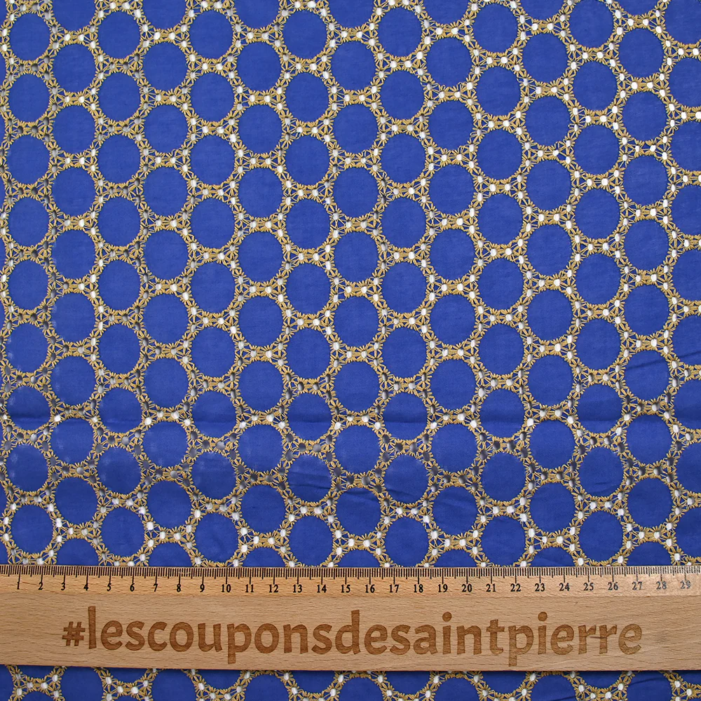 Broderie anglaise festonnée beige Aurélia fond bleu roi - Image 3