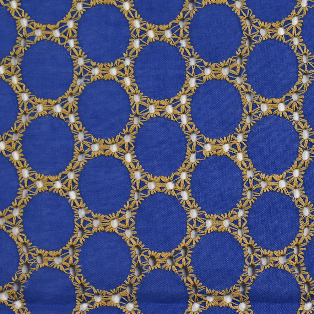 Broderie anglaise festonnée beige Aurélia fond bleu roi - Image 4