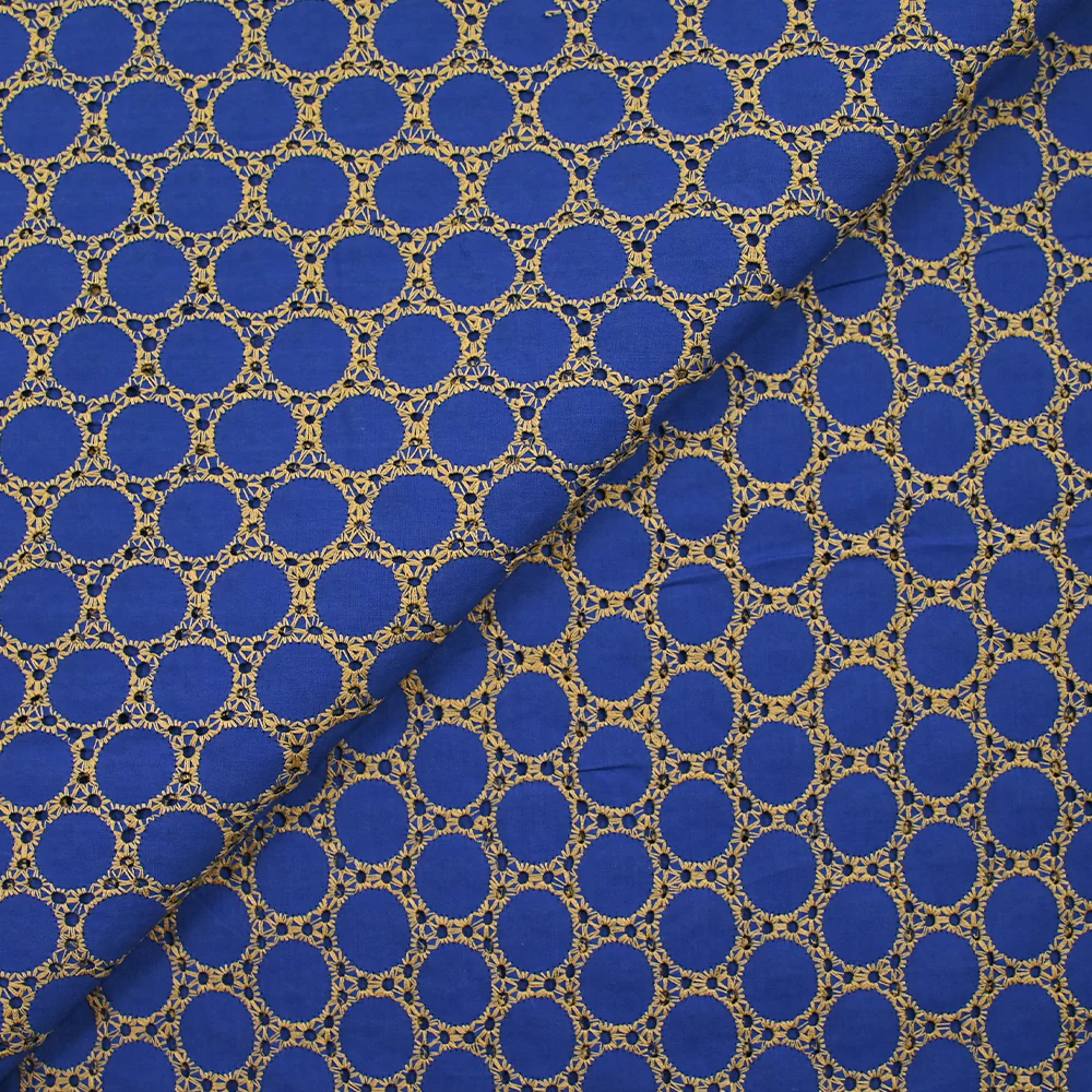 Broderie anglaise festonnée beige Aurélia fond bleu roi - Image 5