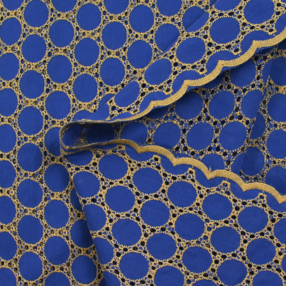 Broderie anglaise festonnée beige Aurélia fond bleu roi - Image 6