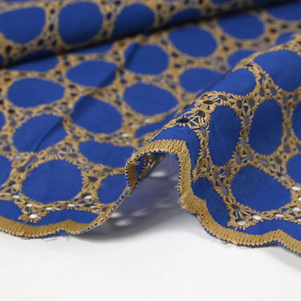 Broderie anglaise festonnée beige Aurélia fond bleu roi - Image 7