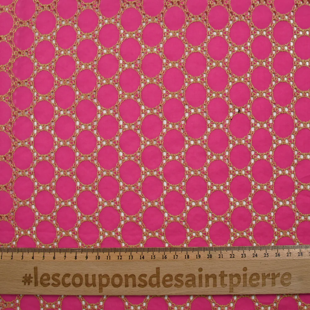 Broderie anglaise festonnée beige Aurélia fond fuchsia - Image 3