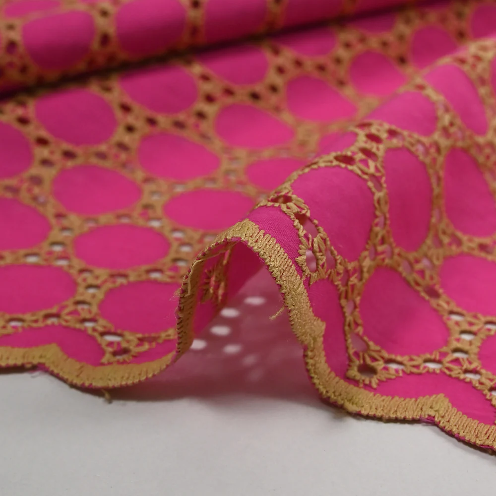 Broderie anglaise festonnée beige Aurélia fond fuchsia - Image 7