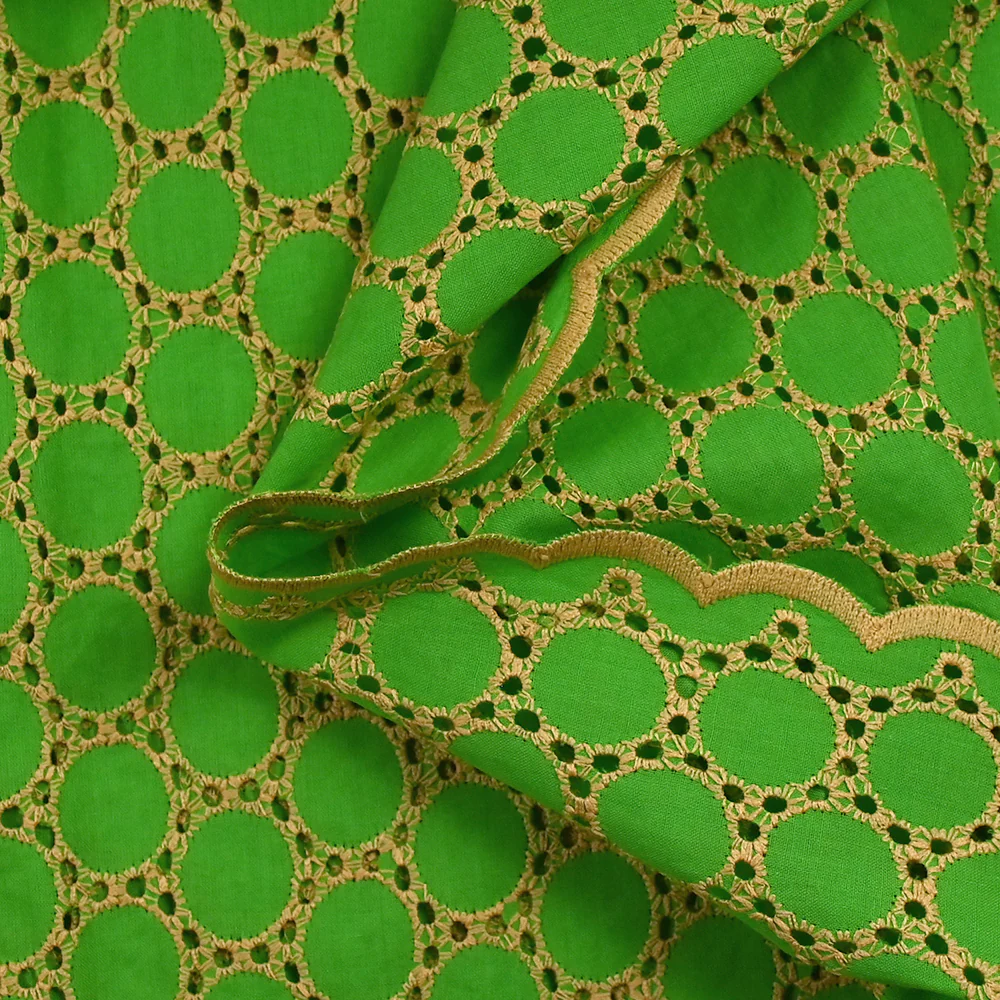 Broderie anglaise festonnée beige Aurélia fond vert pomme - Image 6