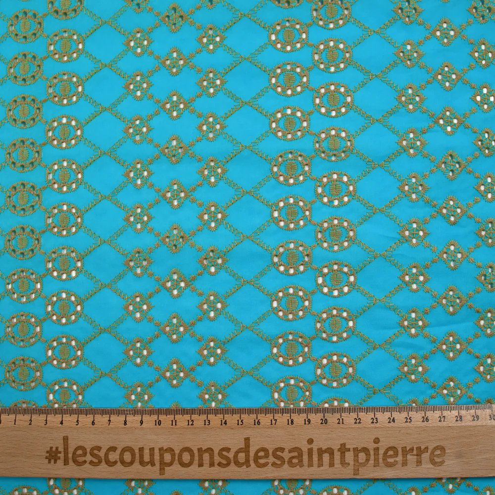 Broderie anglaise festonnée beige Clémence fond bleu azur - Image 3