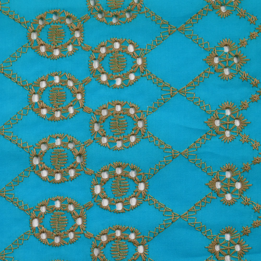 Broderie anglaise festonnée beige Clémence fond bleu azur - Image 4