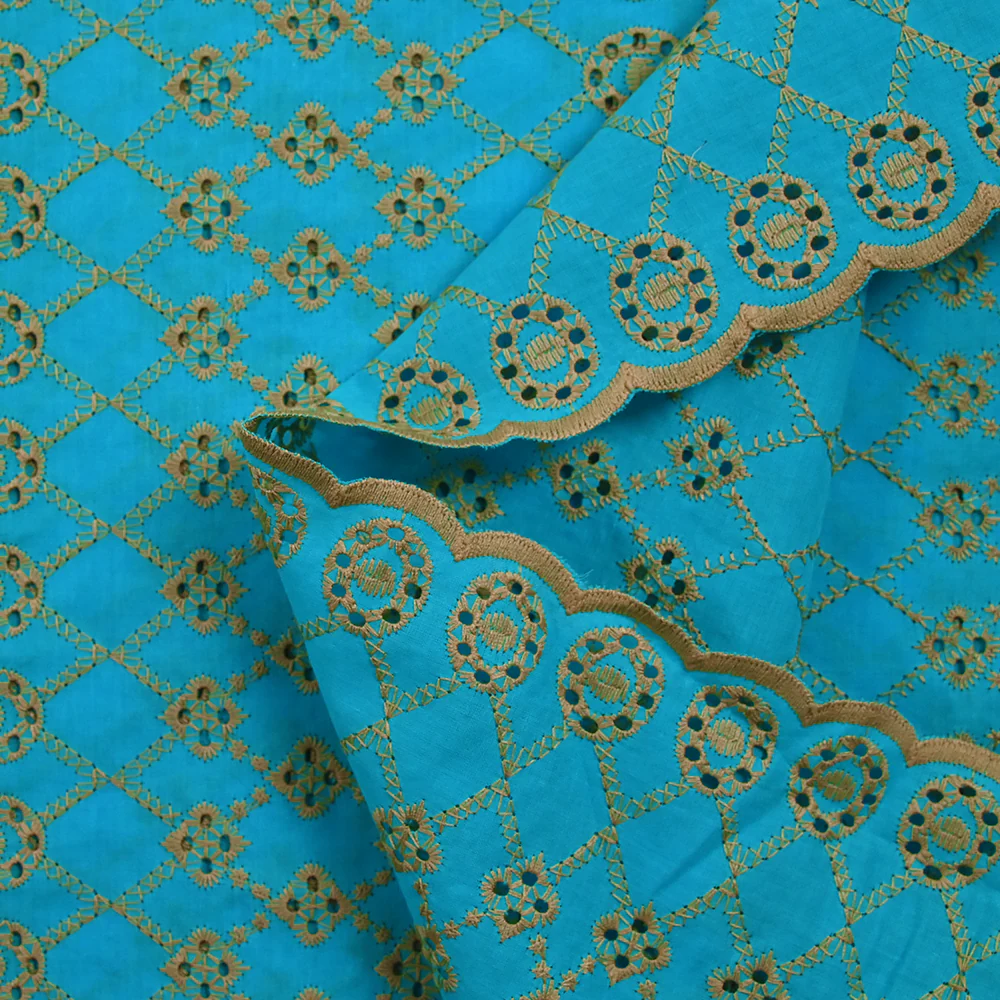 Broderie anglaise festonnée beige Clémence fond bleu azur - Image 6