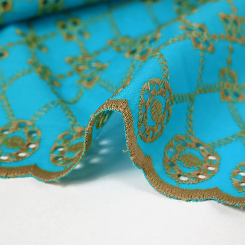 Broderie anglaise festonnée beige Clémence fond bleu azur - Image 7