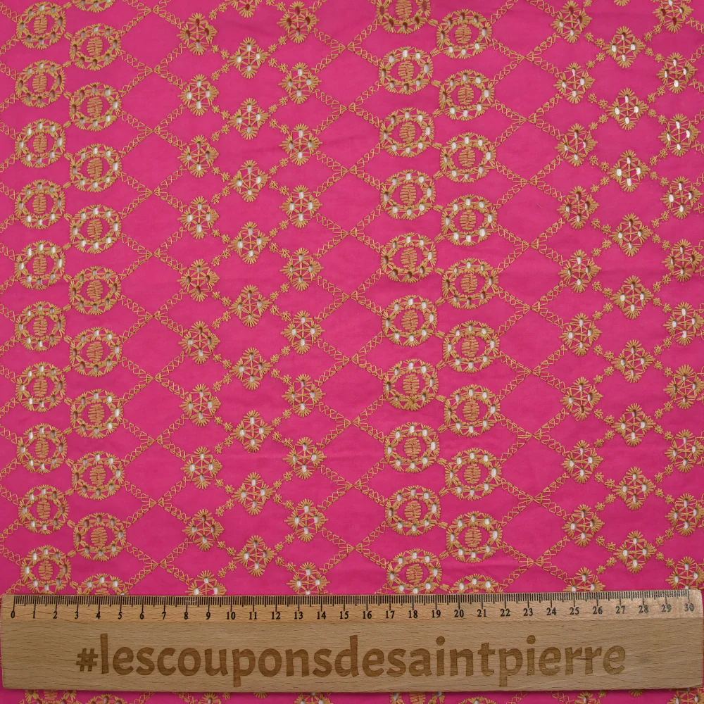 Broderie anglaise festonnée beige Clémence fond fuchsia - Image 3