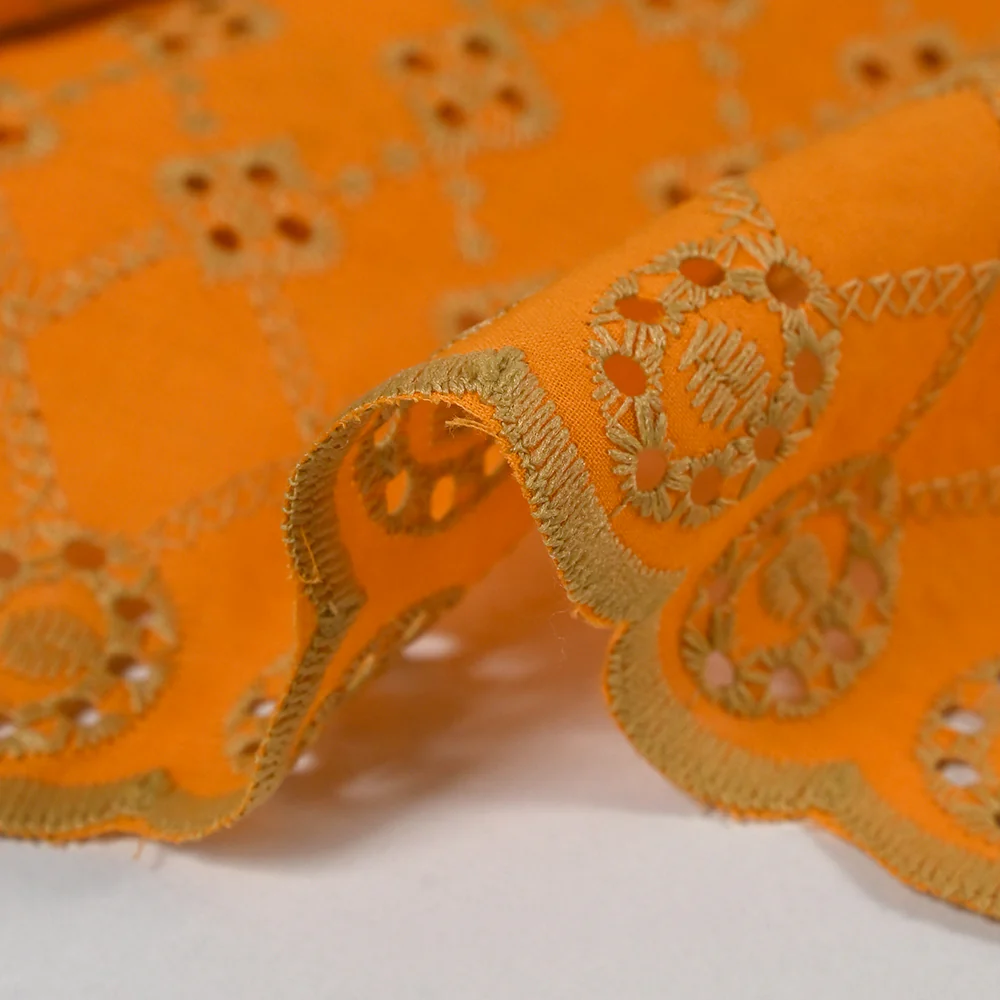 Broderie anglaise festonnée beige Clémence fond orange - Image 7