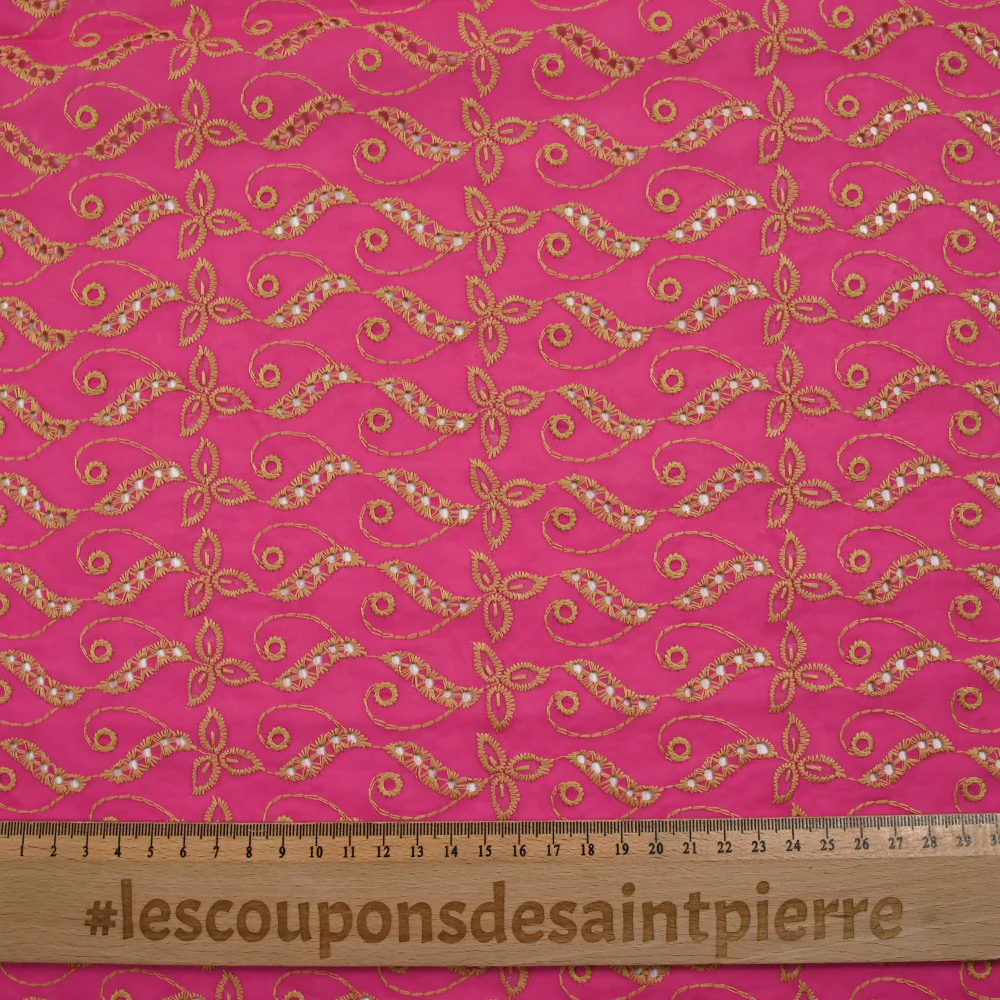 Broderie anglaise festonnée beige Éléonore fond fuchsia - Image 3