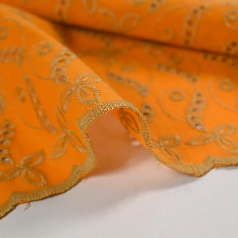 Broderie anglaise festonnée beige Éléonore fond orange - Image 7