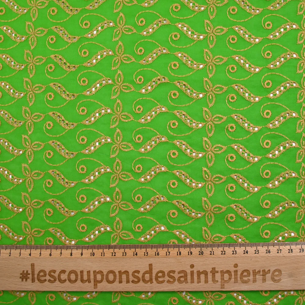 Broderie anglaise festonnée beige Éléonore fond vert pomme - Image 3