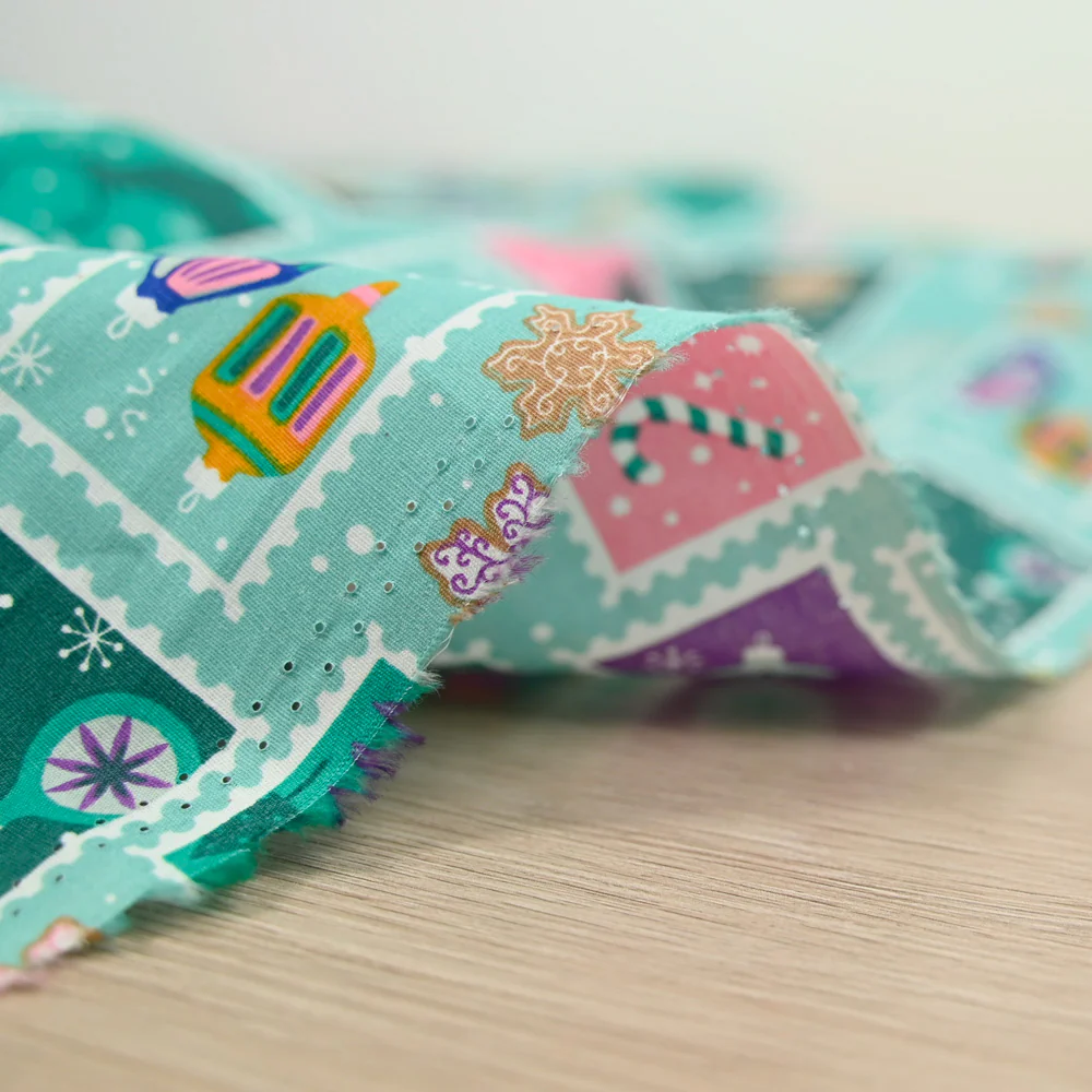 Coton de Noël imprimé flocons enchantés fond vert d'eau - Image 4