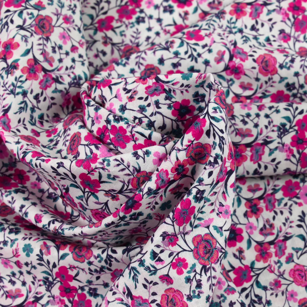 Coton imprimé Anna fleurs rose et fuchsia fond blanc au mètre - Image 3