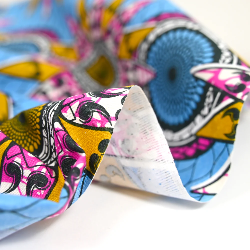 Coton imprimé ethnique Eindhoven rose et ocre fond bleu - Image 5