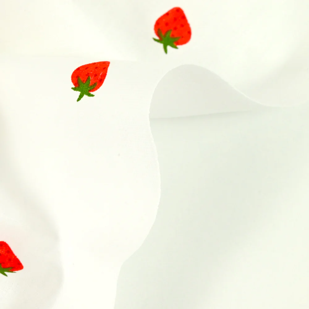 Coton imprimé fraise rouge fond blanc - Image 5