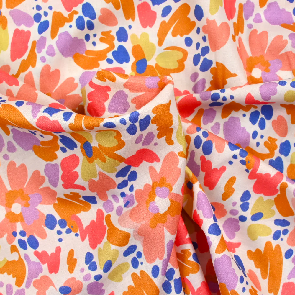 Coton imprimé Martina fleurs fantaisie pêche et camel au mètre - Image 3