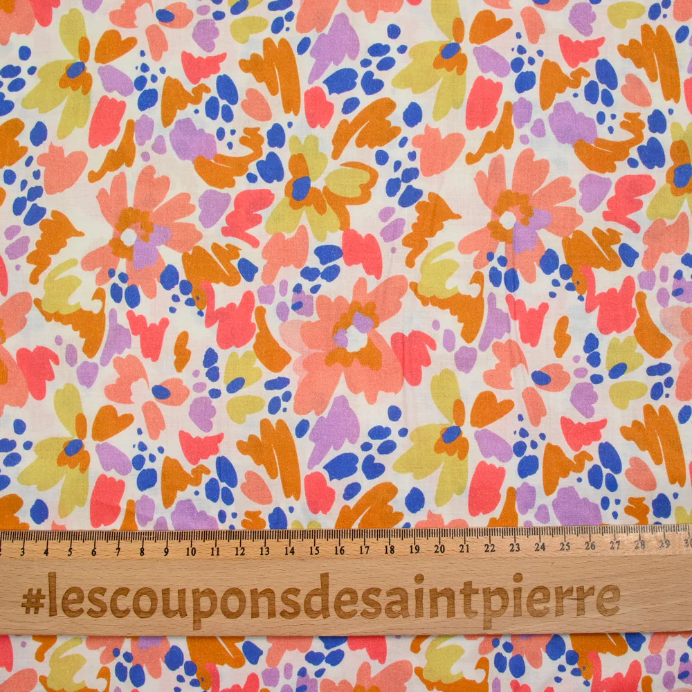 Coton imprimé Martina fleurs fantaisie pêche et camel au mètre - Image 4