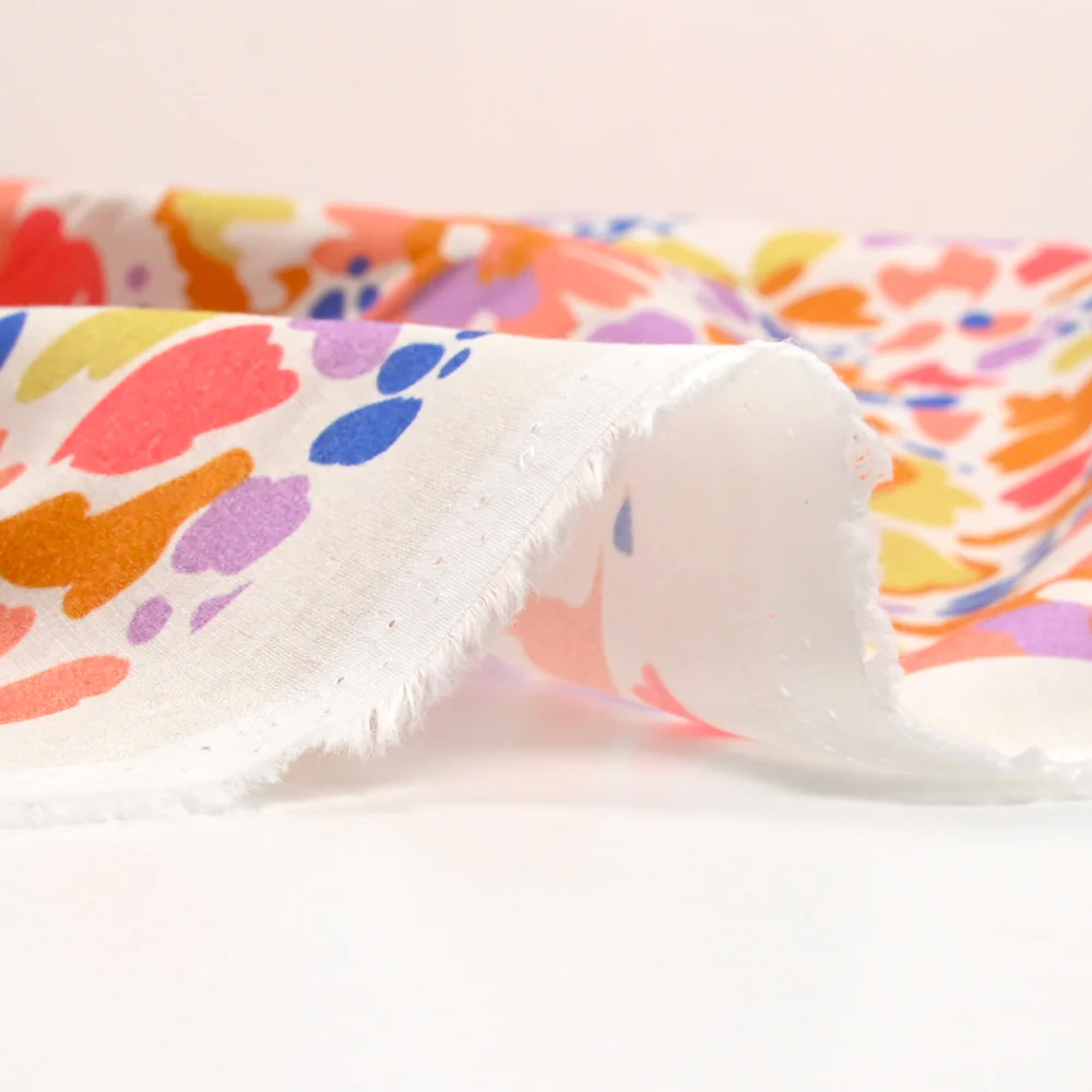 Coton imprimé Martina fleurs fantaisie pêche et camel au mètre - Image 6