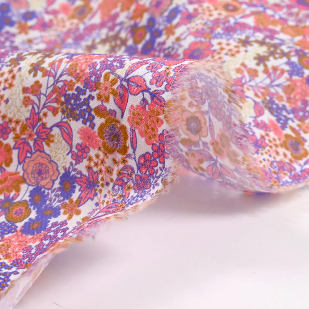 Coton imprimé Matilde fleurs corail et lavande au mètre - Image 6