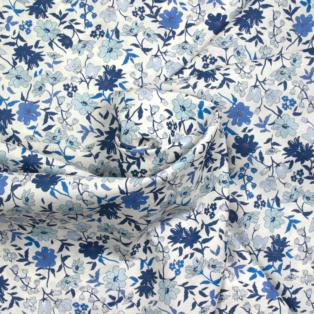 Coton imprimé Vittoria fleurs bleu vintage fond blanc cassé au mètre - Image 3