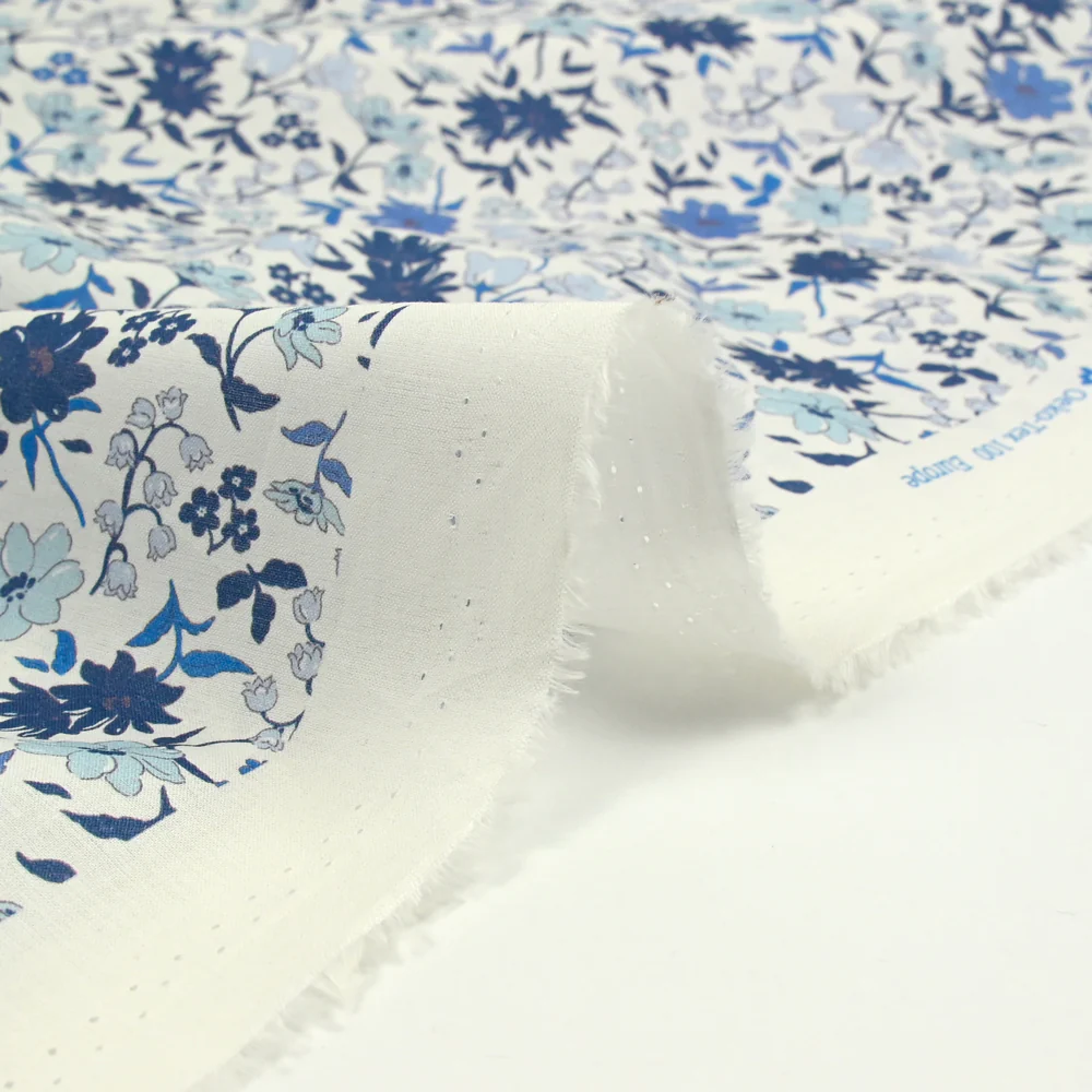 Coton imprimé Vittoria fleurs bleu vintage fond blanc cassé au mètre - Image 5