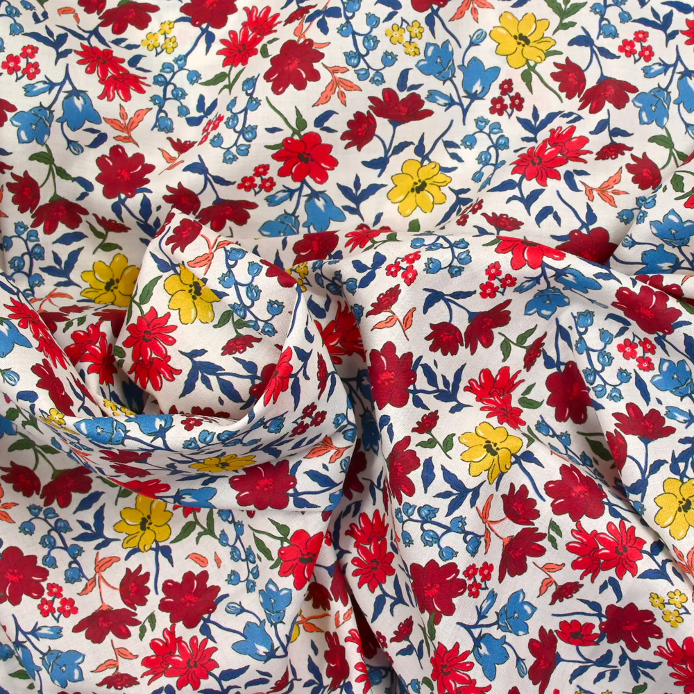 Coton imprimé Vittoria fleurs rouge et jaune vintage fond blanc cassé au mètre - Image 3