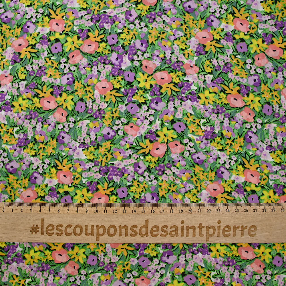 Crêpe de polyester imprimé densité florale violet fond vert - Image 3