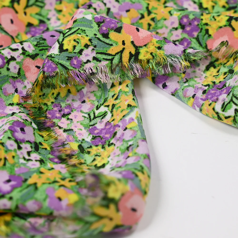 Crêpe de polyester imprimé densité florale violet fond vert - Image 4