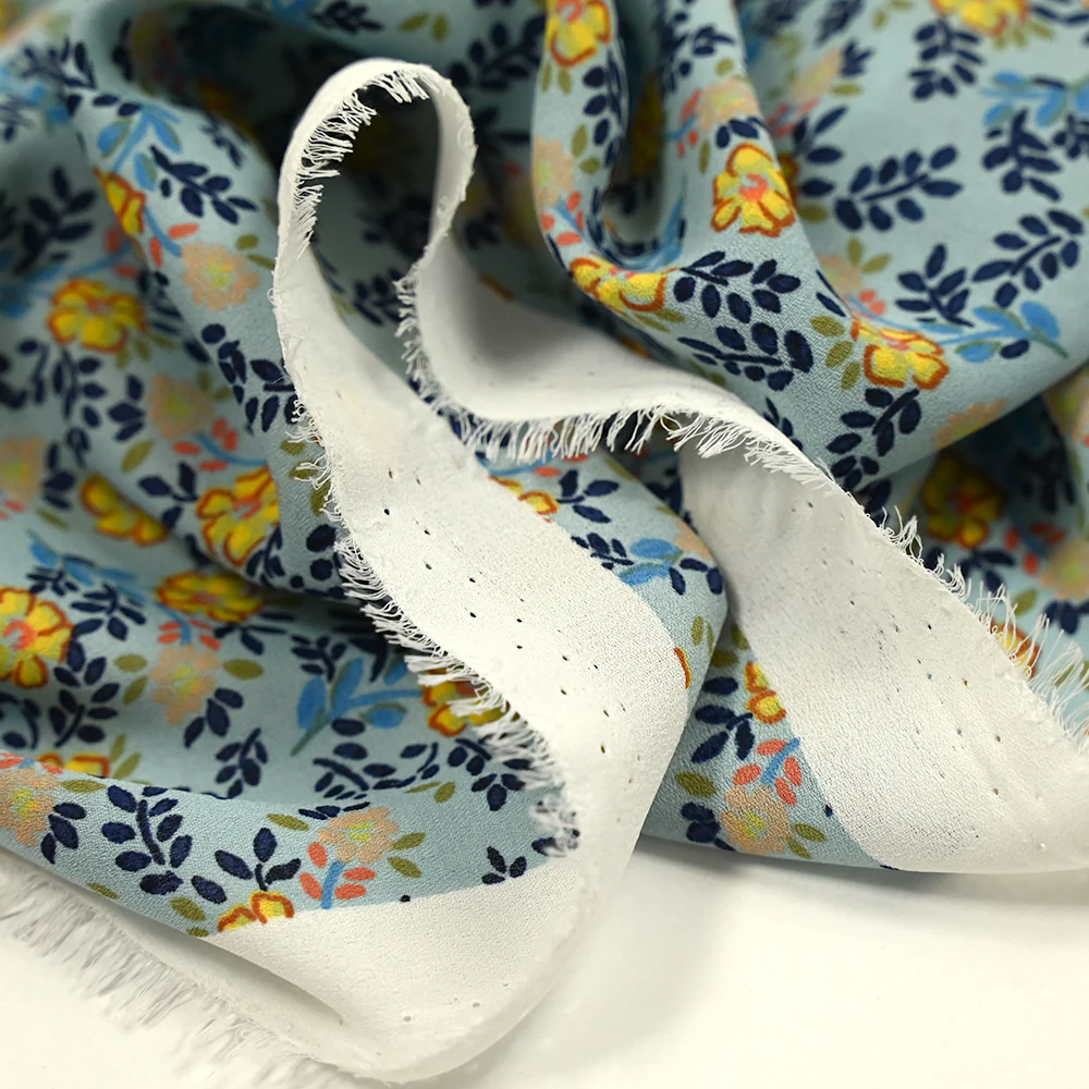 Crêpe de polyester imprimé micro pousses marine fond bleu - Image 4