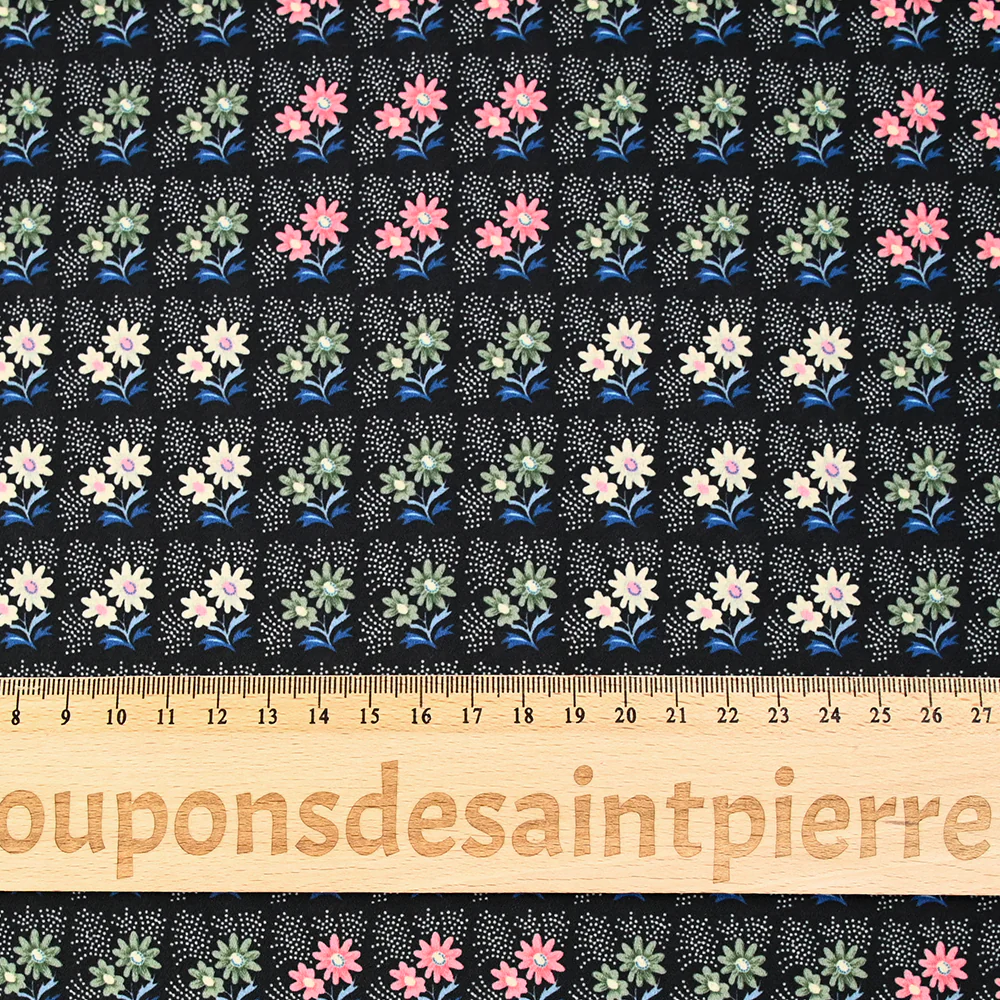 Crêpe georgette imprimé carré de fleurs fond noir - Image 3