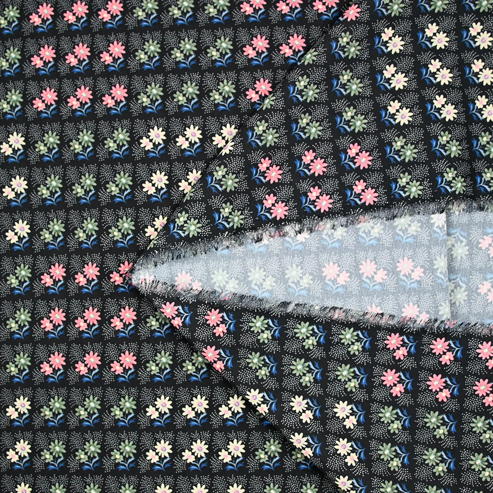 Crêpe georgette imprimé carré de fleurs fond noir - Image 4