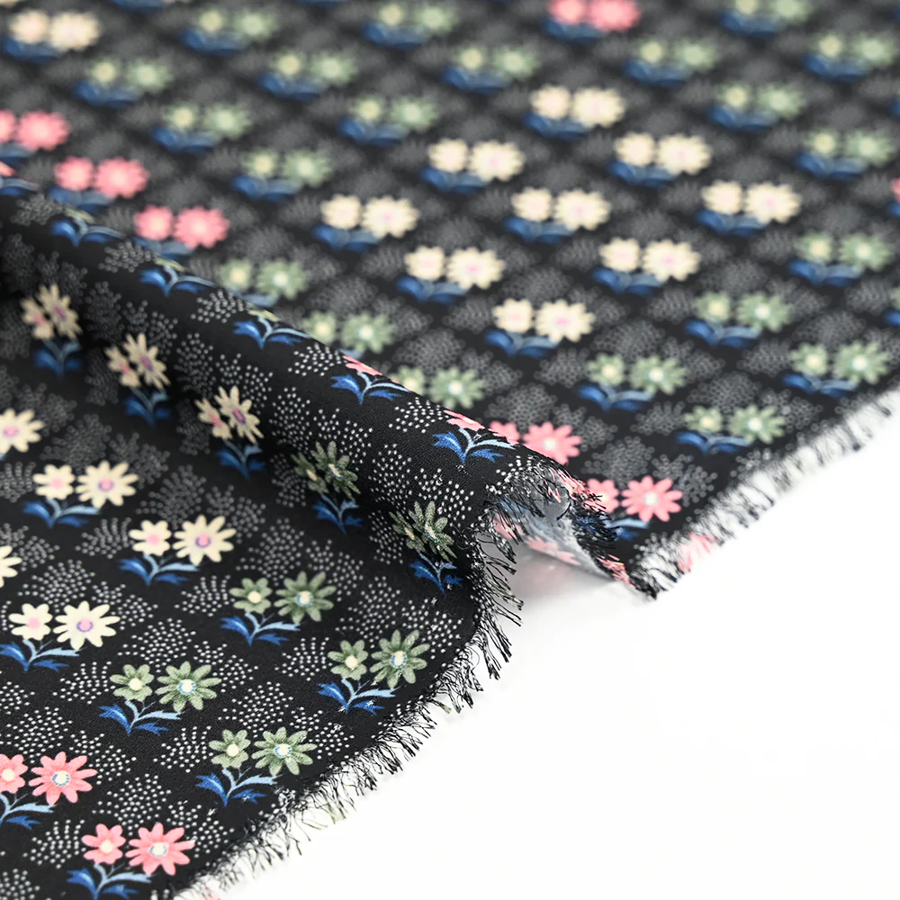 Crêpe georgette imprimé carré de fleurs fond noir - Image 7