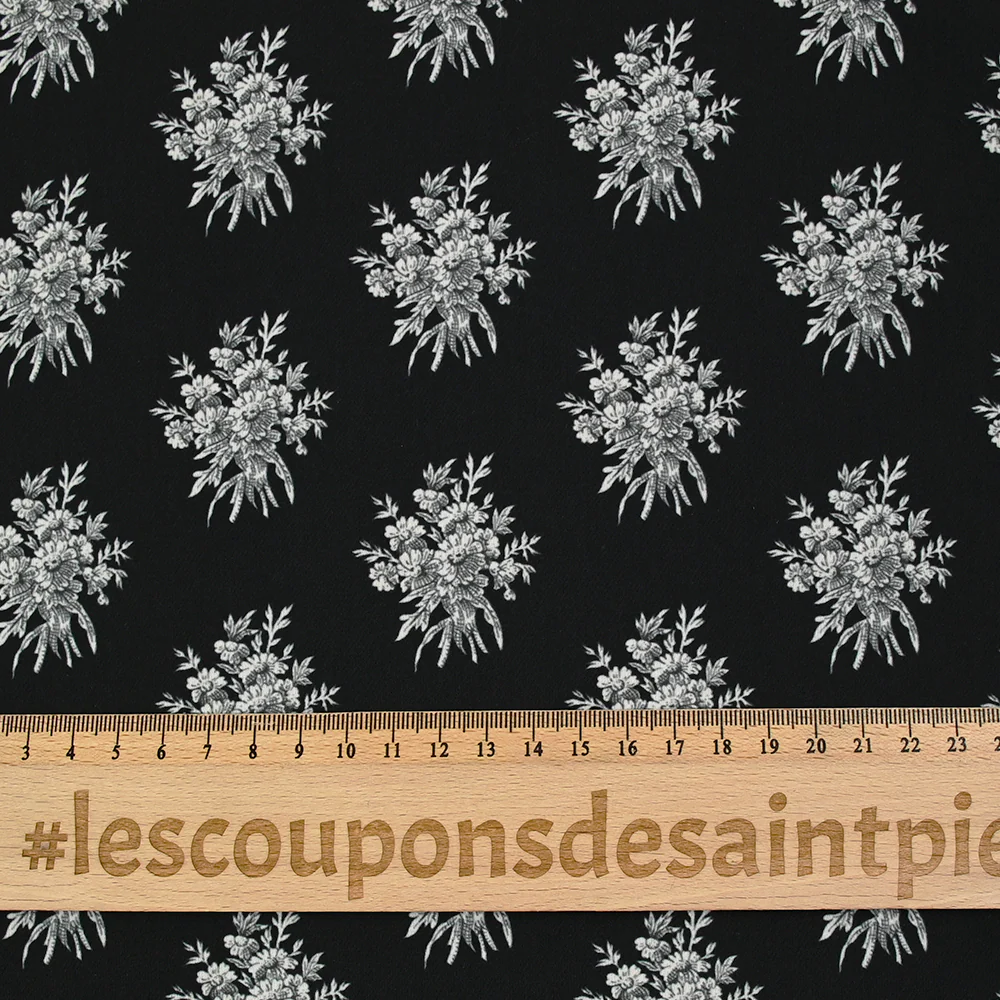 Crêpe imprimé médaillon de fleurs grises fond noir - Image 3