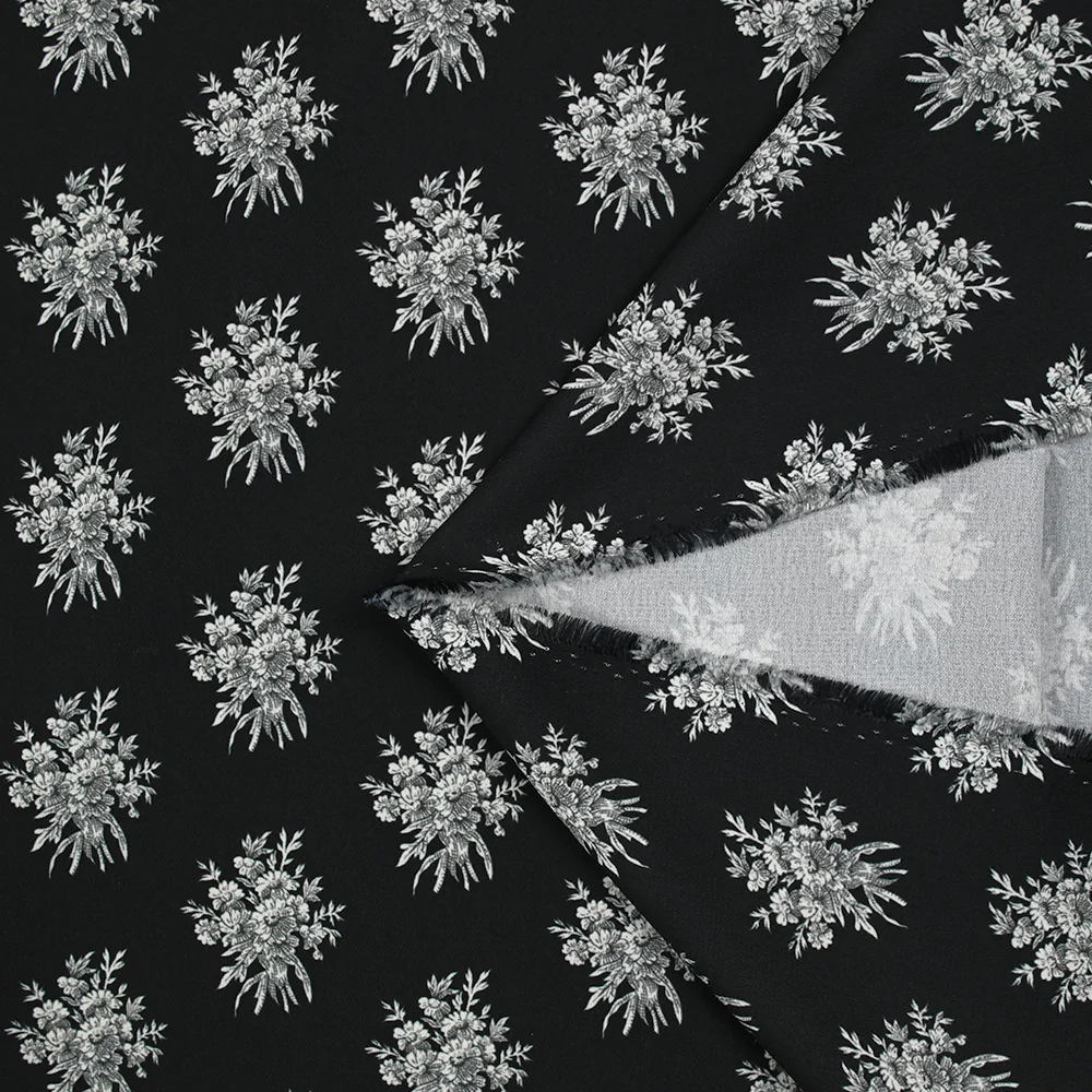 Crêpe imprimé médaillon de fleurs grises fond noir - Image 4