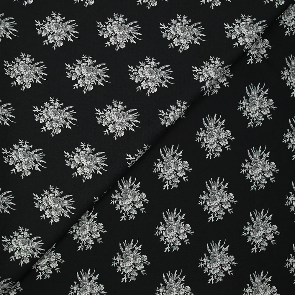 Crêpe imprimé médaillon de fleurs grises fond noir - Image 5