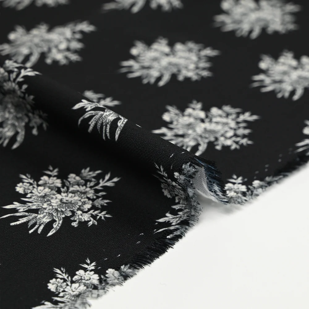 Crêpe imprimé médaillon de fleurs grises fond noir - Image 7