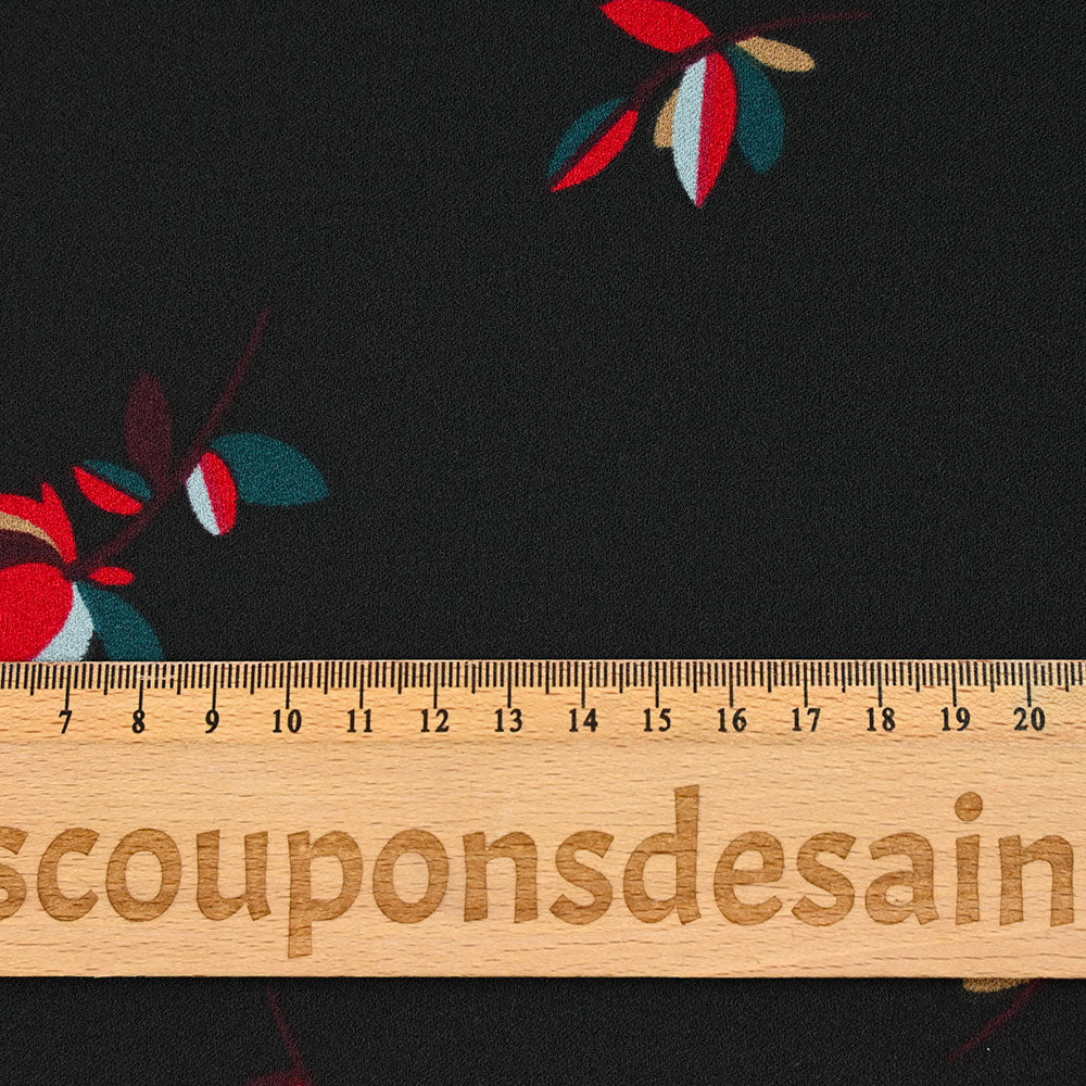 Crêpe polyester imprimé fleur géométrique rouge et verte fond noir - Image 3