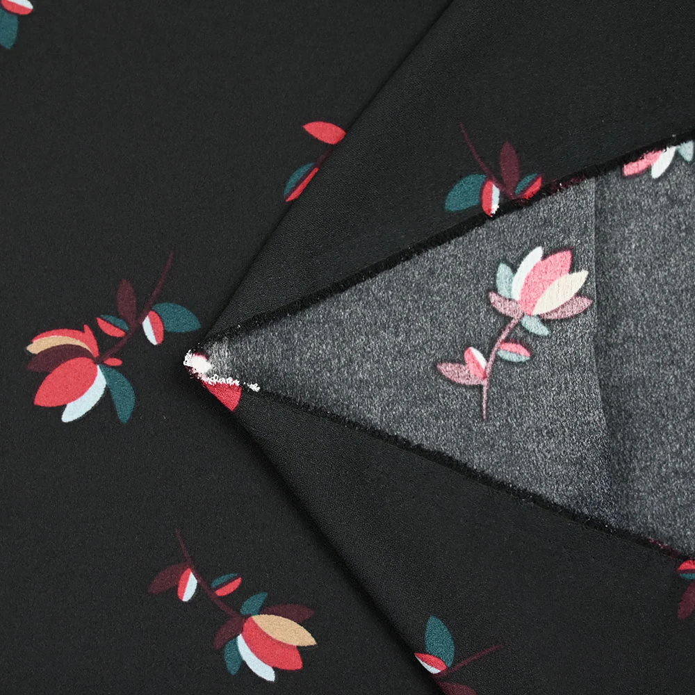 Crêpe polyester imprimé fleur géométrique rouge et verte fond noir - Image 4