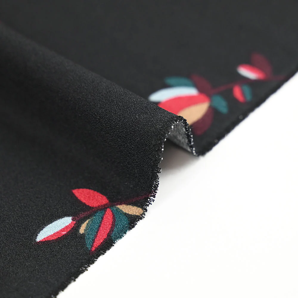 Crêpe polyester imprimé fleur géométrique rouge et verte fond noir - Image 5