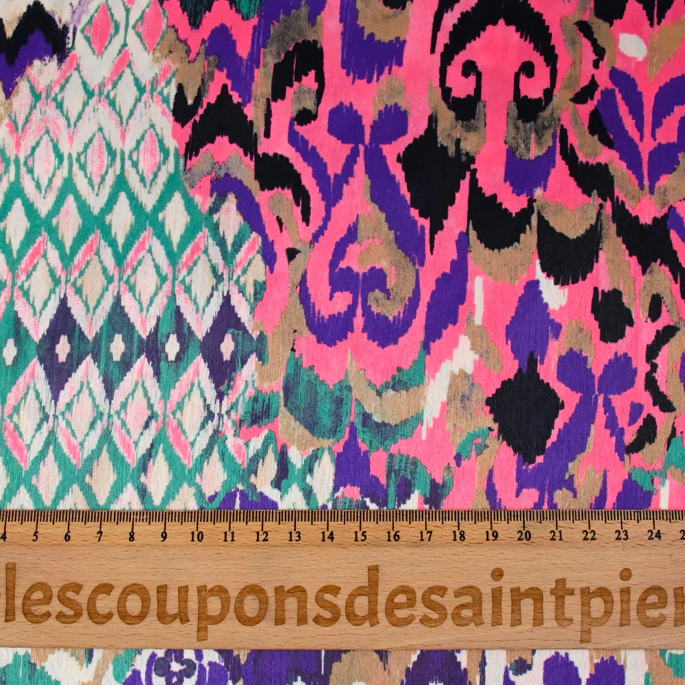 Crêpe satiné de polyester doux imprimé ikat violet et vert fond écru - Image 3