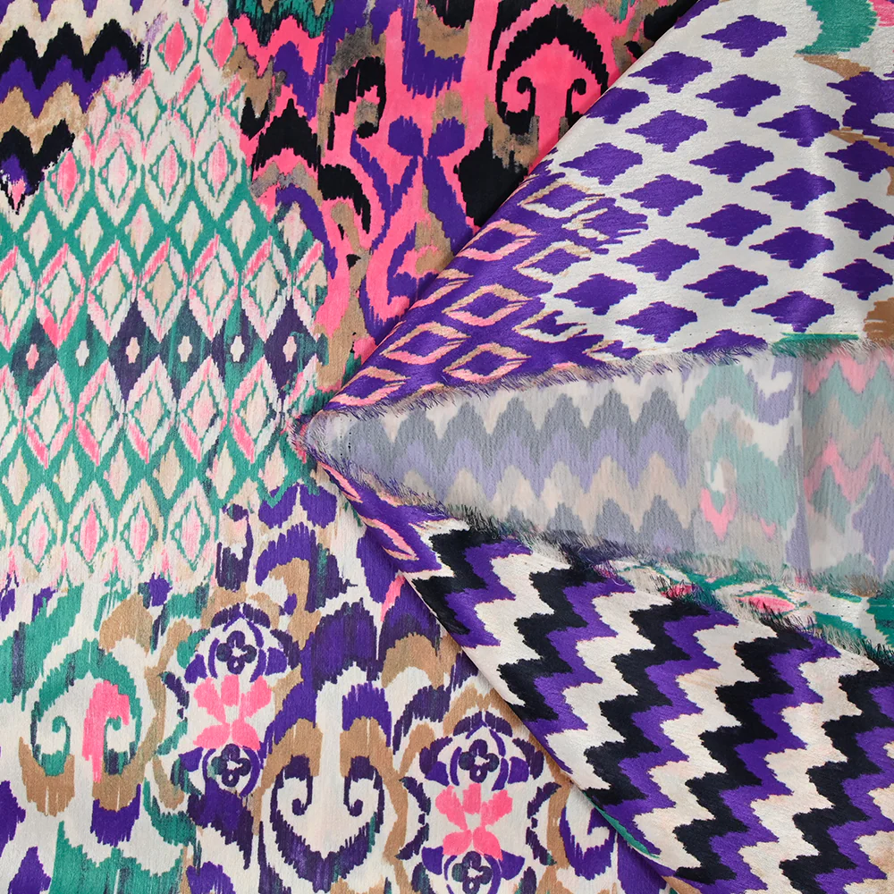 Crêpe satiné de polyester doux imprimé ikat violet et vert fond écru - Image 4