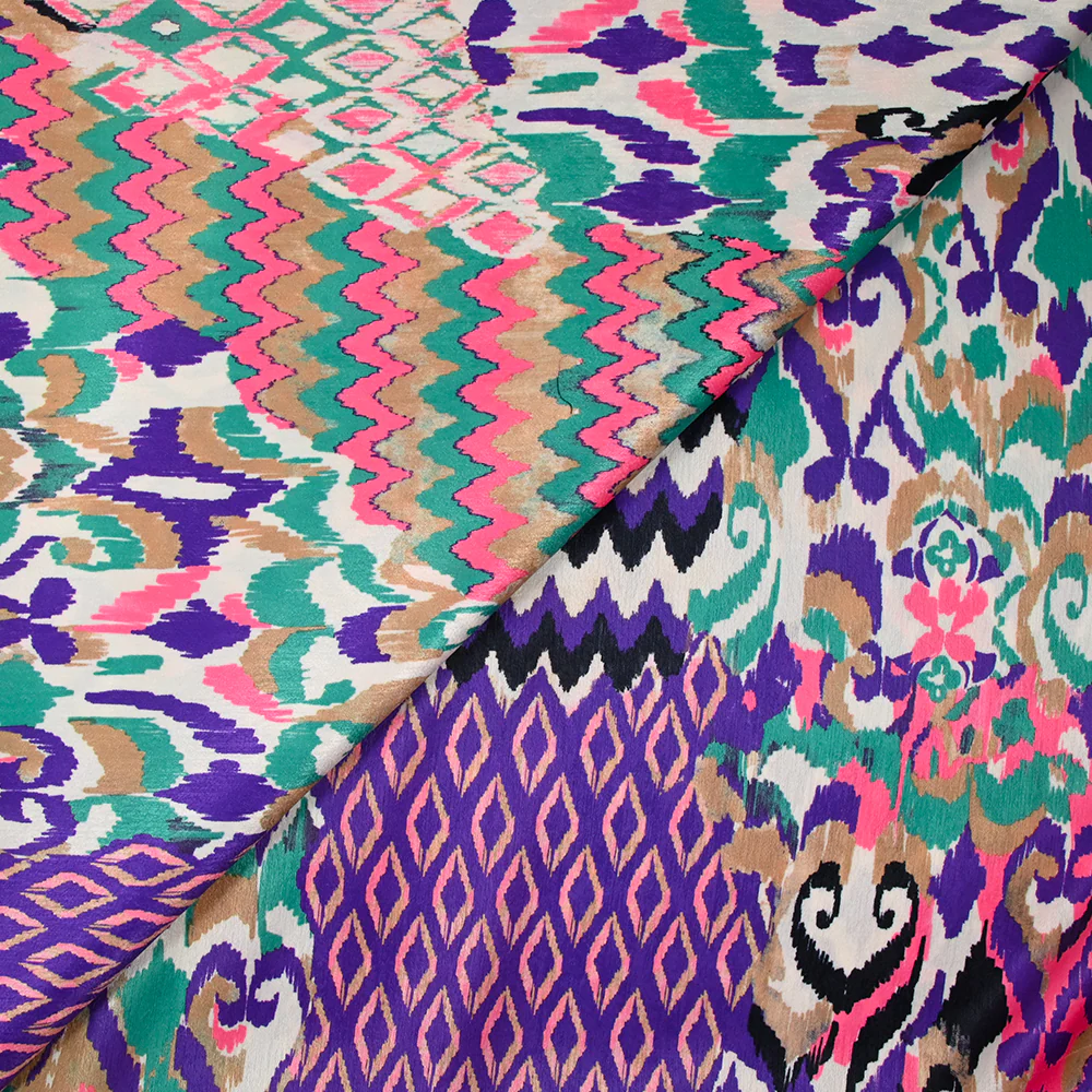 Crêpe satiné de polyester doux imprimé ikat violet et vert fond écru - Image 5