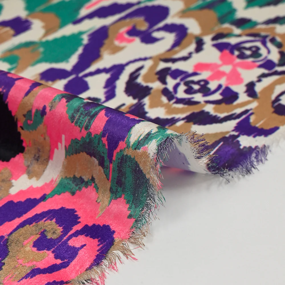 Crêpe satiné de polyester doux imprimé ikat violet et vert fond écru - Image 6