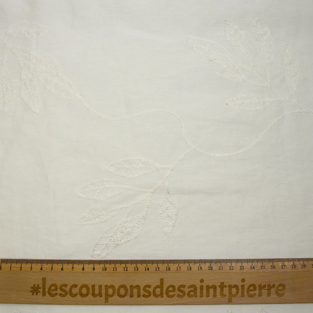 Crêpe viscose Lily brodé feuillage blanc cassé - Image 3